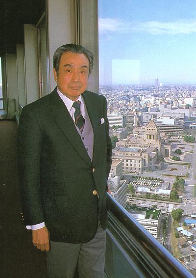 郭茂林先生於自己主持設計，曾為1960年代日本第一高樓的東京霞關大樓（霞ヶ関ビル）的KMG事務所內照片，攝於1987年。窗外為日本國會議事廳。